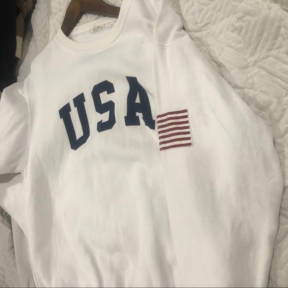 Brandy Melville Sweaters - Brandy Melville crewneck ONE SIZE